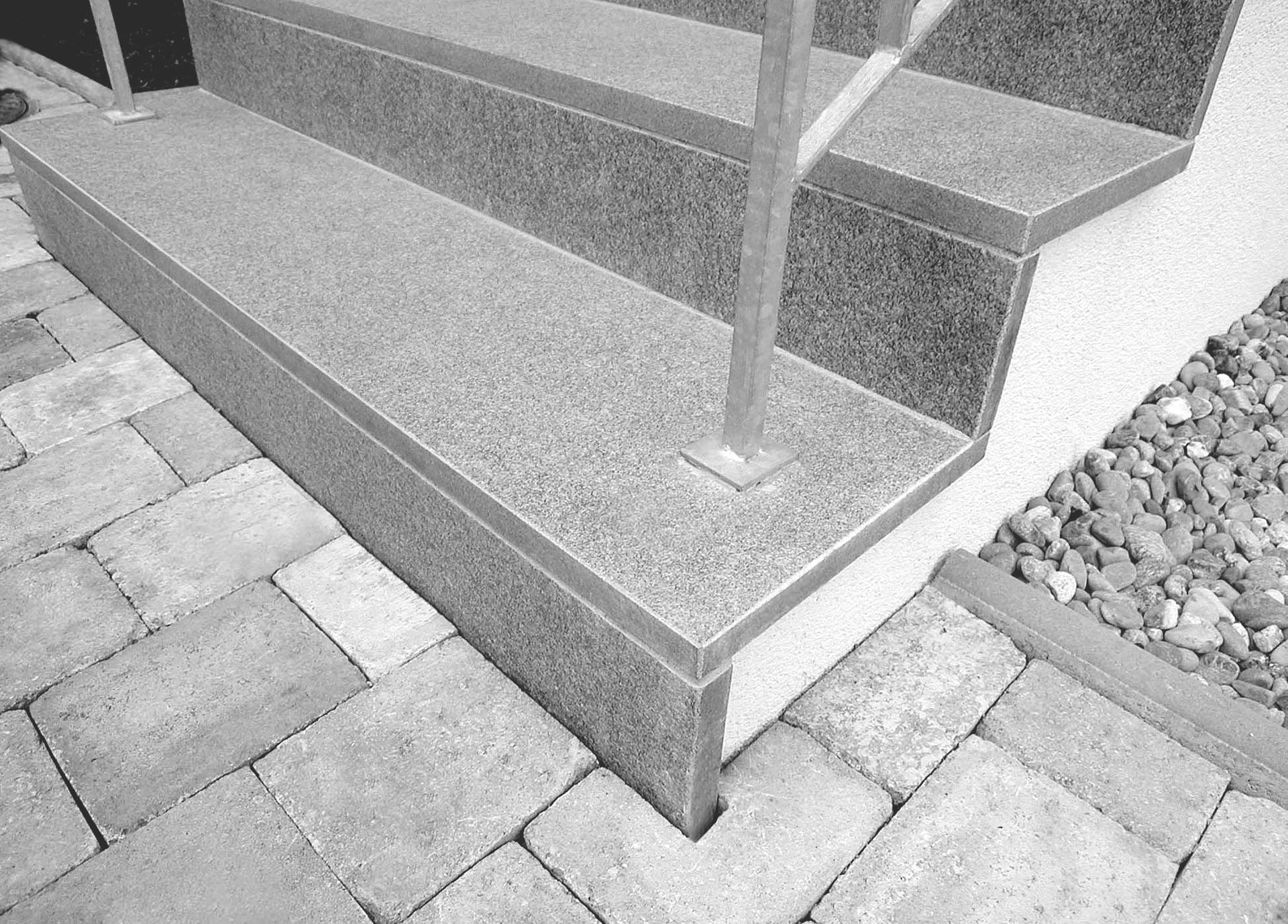 Ein Schwarzweißfoto einer Treppe.