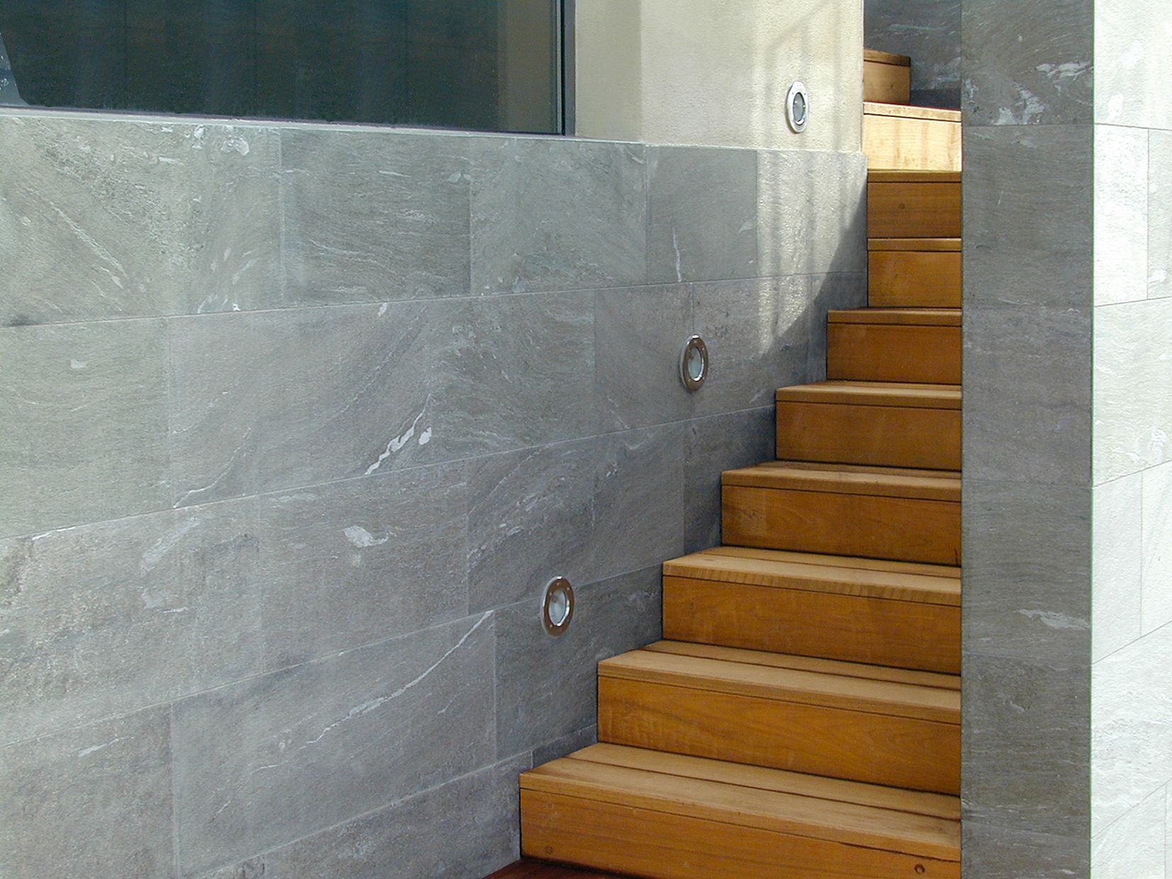 Eine Reihe von Holztreppen, die zu einem Gebäude hinaufführen