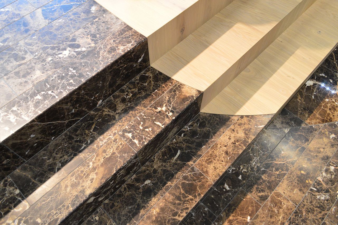 Eine Nahaufnahme einer Marmortreppe.