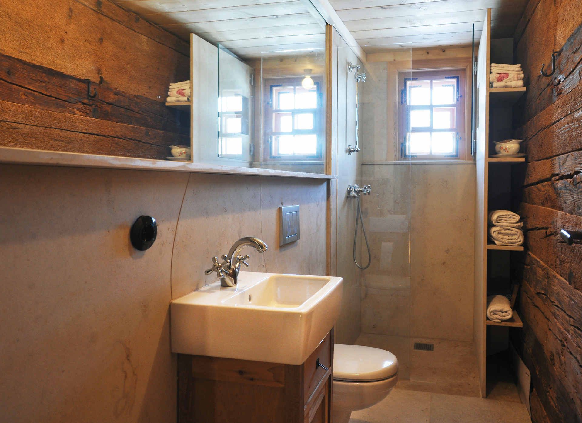 Ein Badezimmer mit Waschbecken, Toilette und Fenster