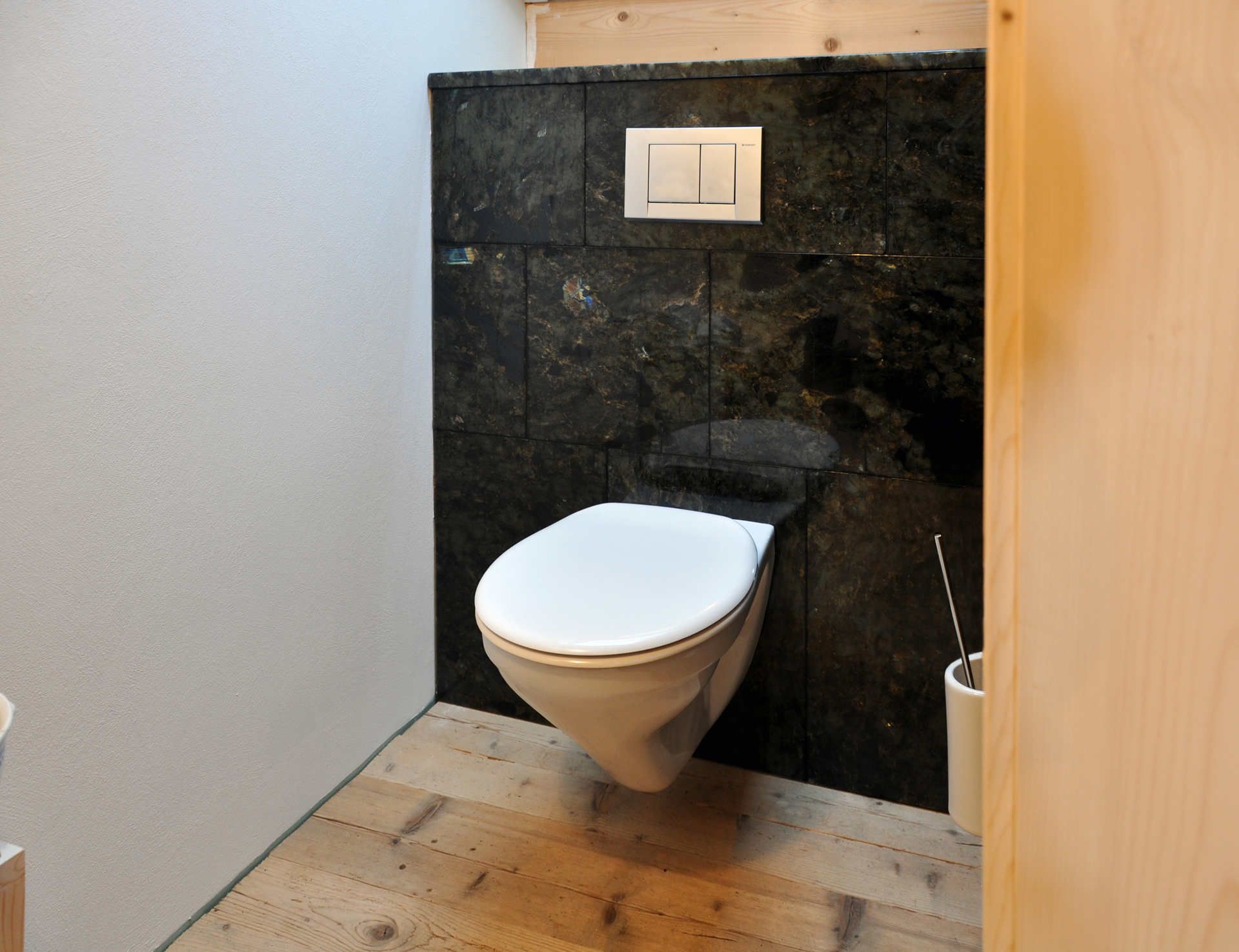 Eine Toilette hängt an einer Wand in einem Badezimmer