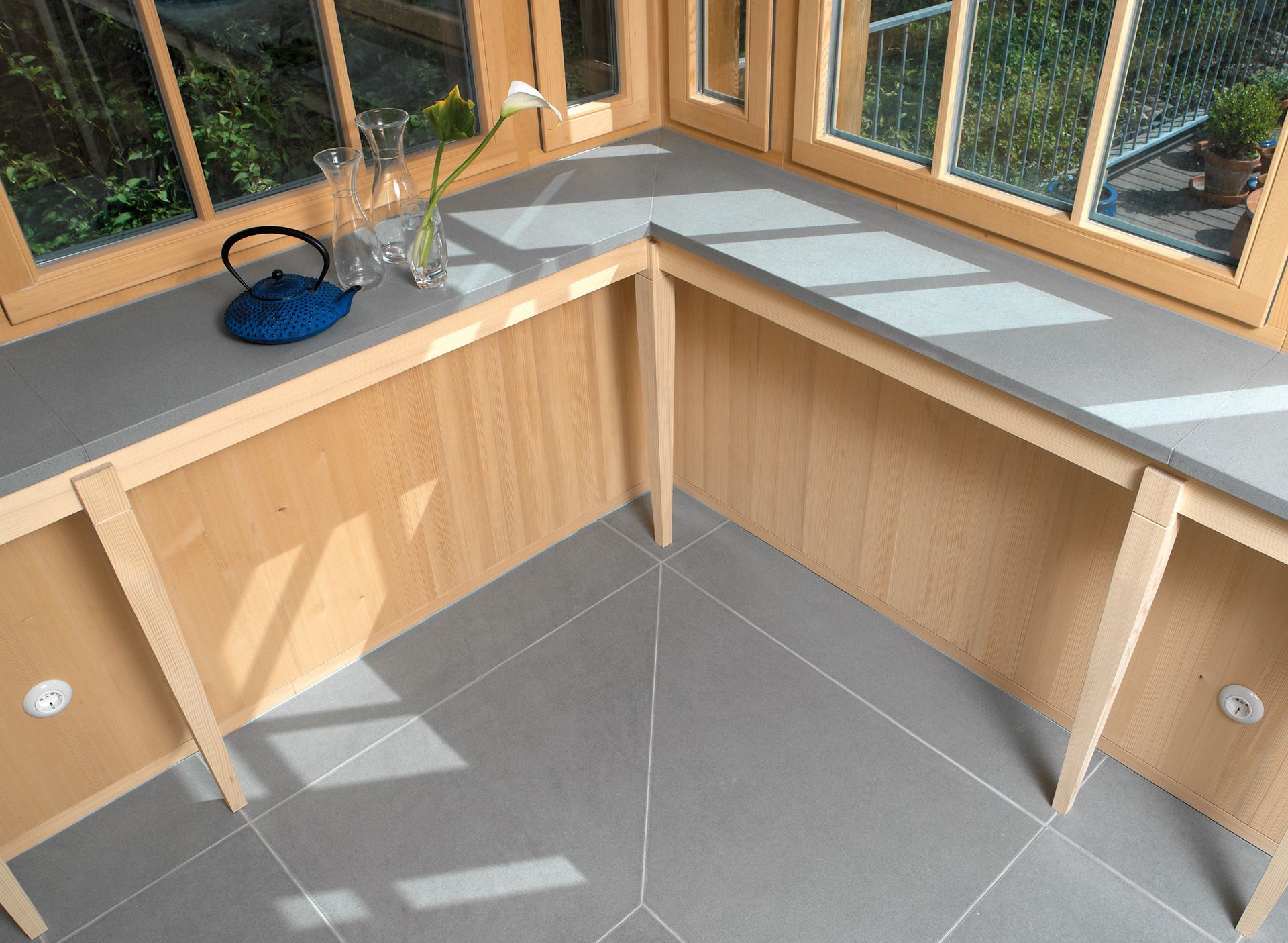 Ein Fensterbrett mit einer Vase mit Blumen darauf