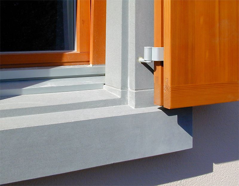 Ein Fenster mit einem hölzernen Fensterladen