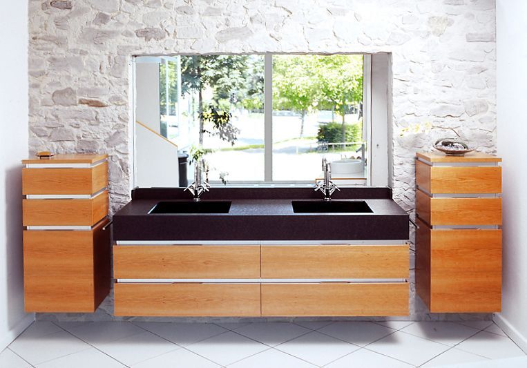 Ein Badezimmer mit zwei Waschbecken und einem großen Spiegel