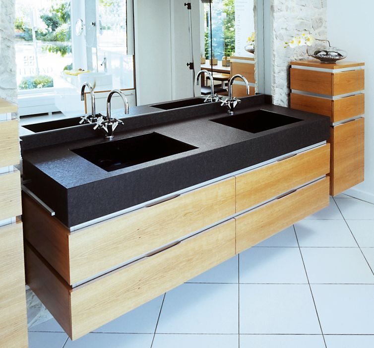 Ein Badezimmer mit zwei Waschbecken und einem großen Spiegel