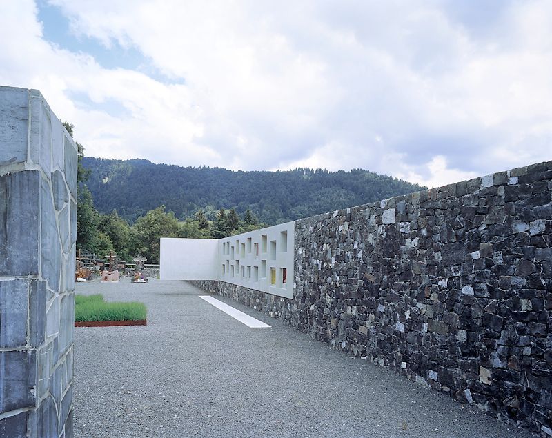 Eine Steinmauer mit Bergen im Hintergrund