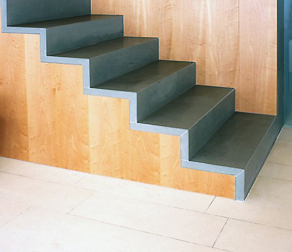 Eine Treppe aus Holz und Beton