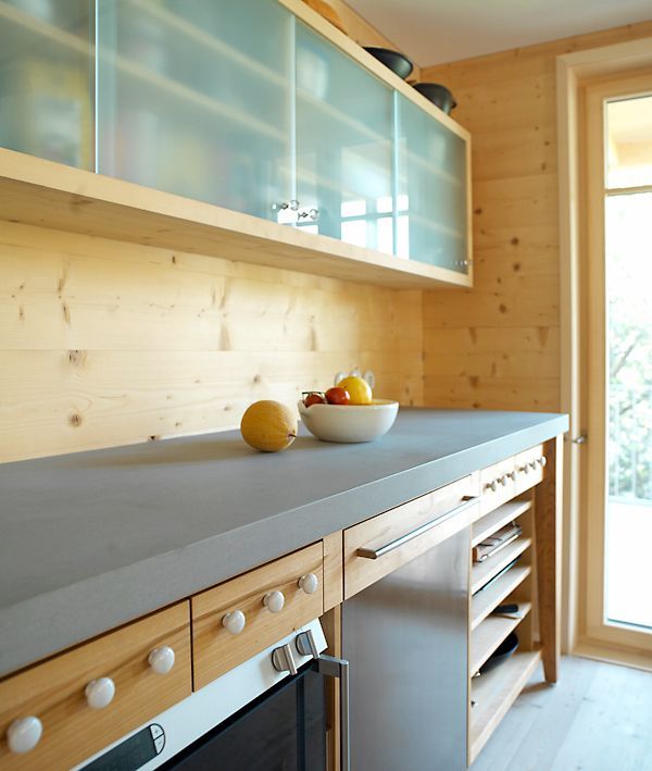 Eine Küchentheke mit einer Obstschale darauf