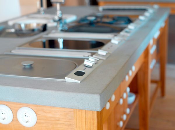 Eine Küche mit Herd und Spüle