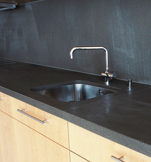 Eine Küchentheke mit Spüle und Wasserhahn