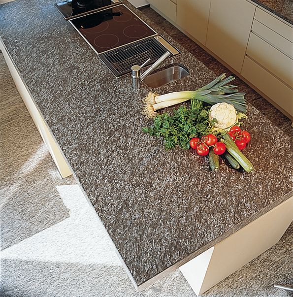 Eine Küchentheke mit Gemüse und einer Spüle