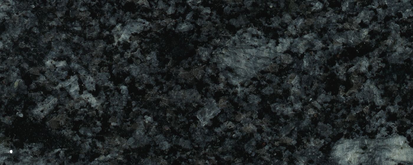 Eine Nahaufnahme einer Arbeitsplatte aus weißem Marmor.