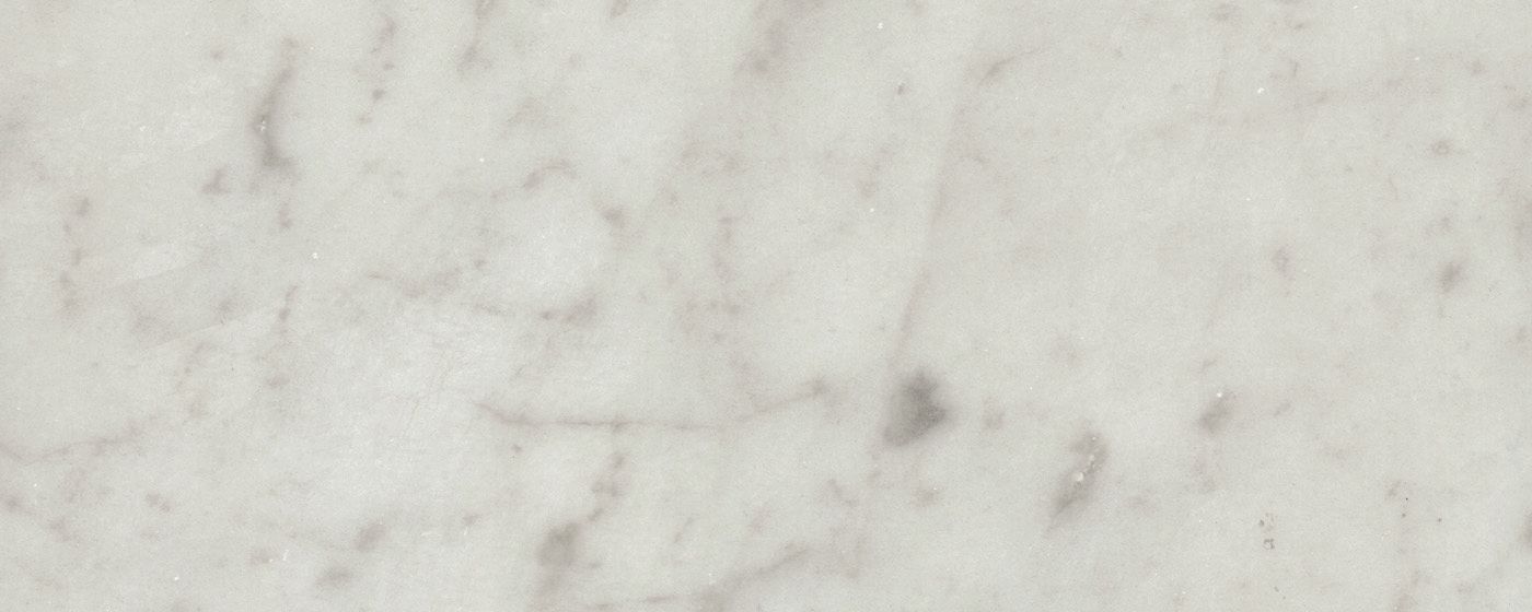 Eine Nahaufnahme einer Arbeitsplatte aus weißem Marmor.