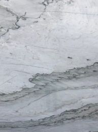 Eine Nahaufnahme einer Arbeitsplatte aus weißem Marmor.