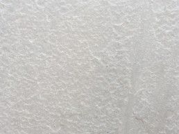 Eine Nahaufnahme der Textur eines weißen Teppichs.