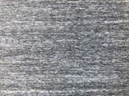 Eine Nahaufnahme einer grau-weiß gestreiften Stoffstruktur.