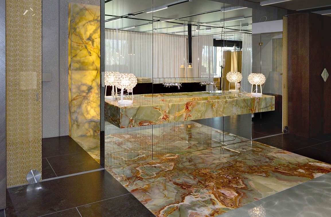 Ein Badezimmer mit Marmorplatte und Spiegelwand.