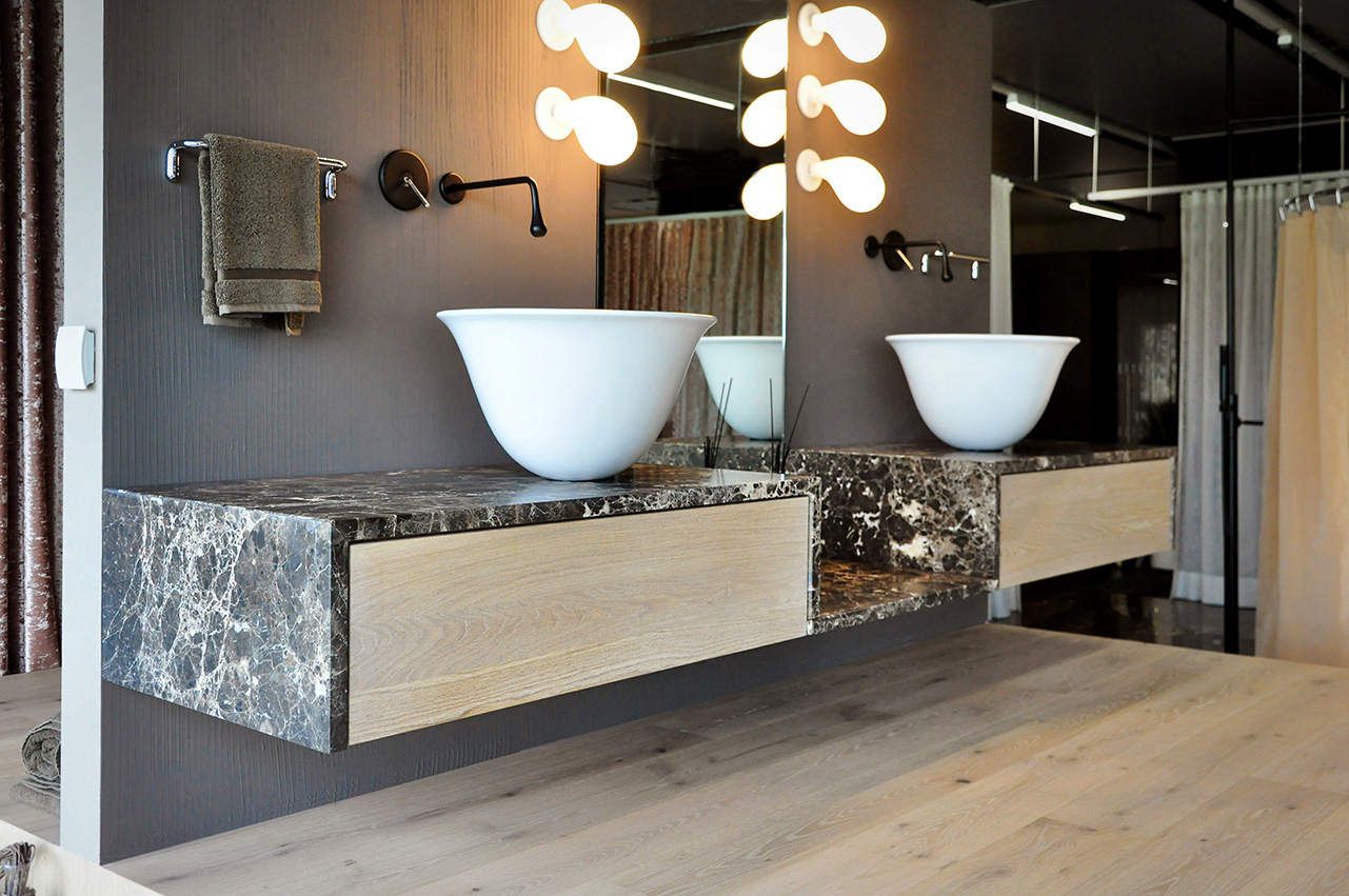 Ein Badezimmer mit zwei Waschbecken und einem Spiegel