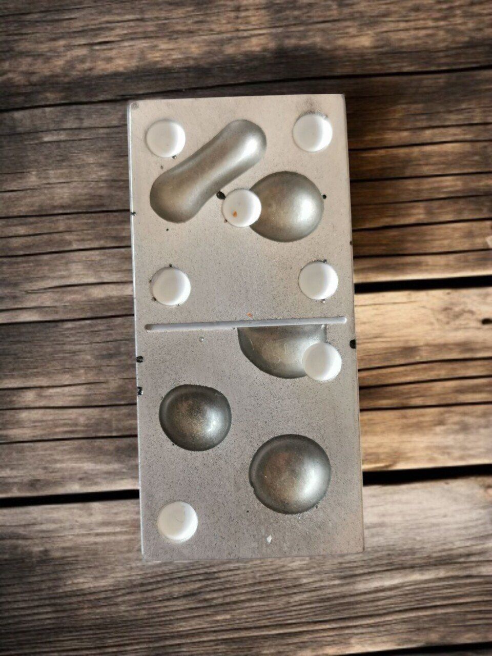 Zilveren dominosteen met witte stippen