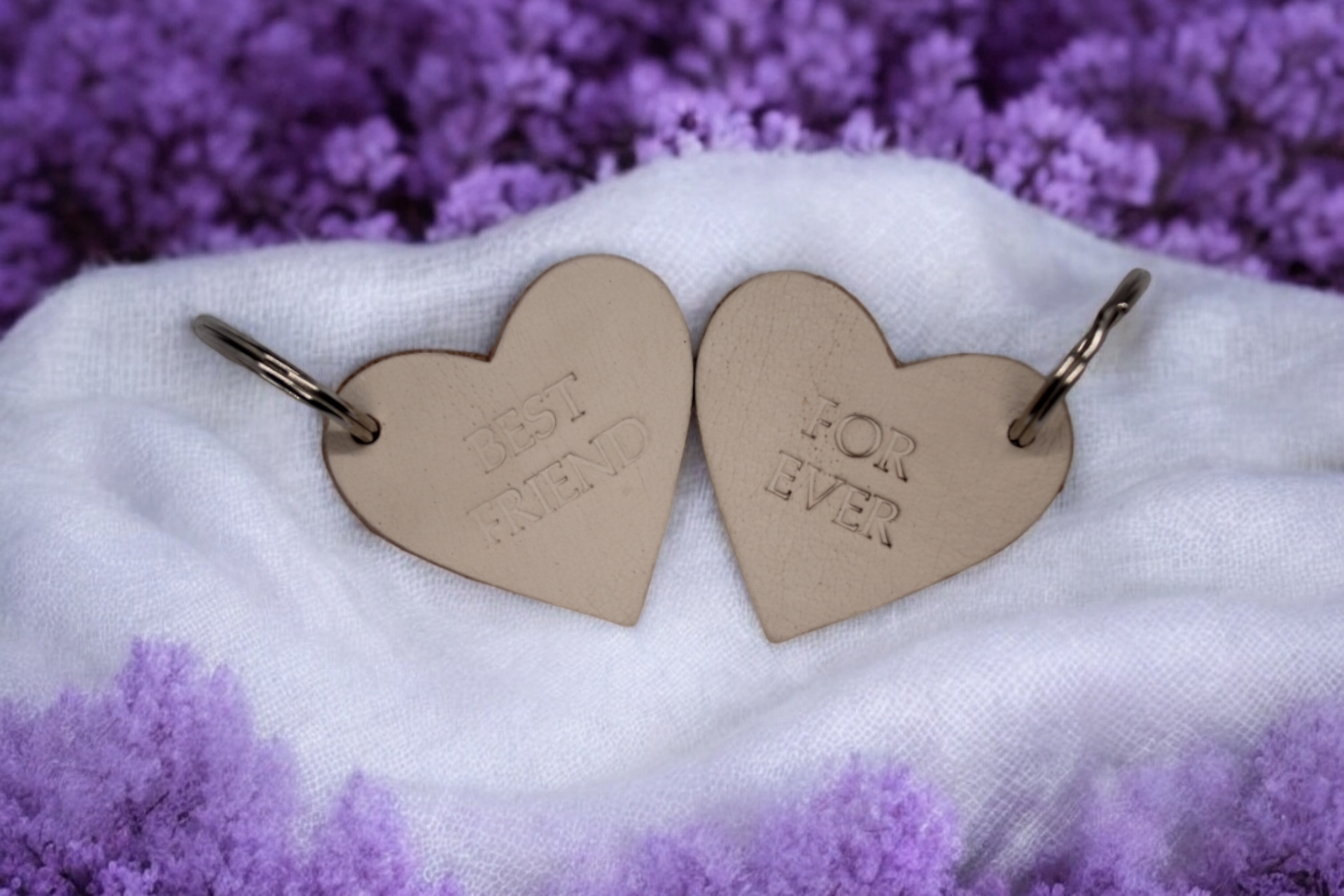 Twee hartvormige sleutelhangers met de tekst 