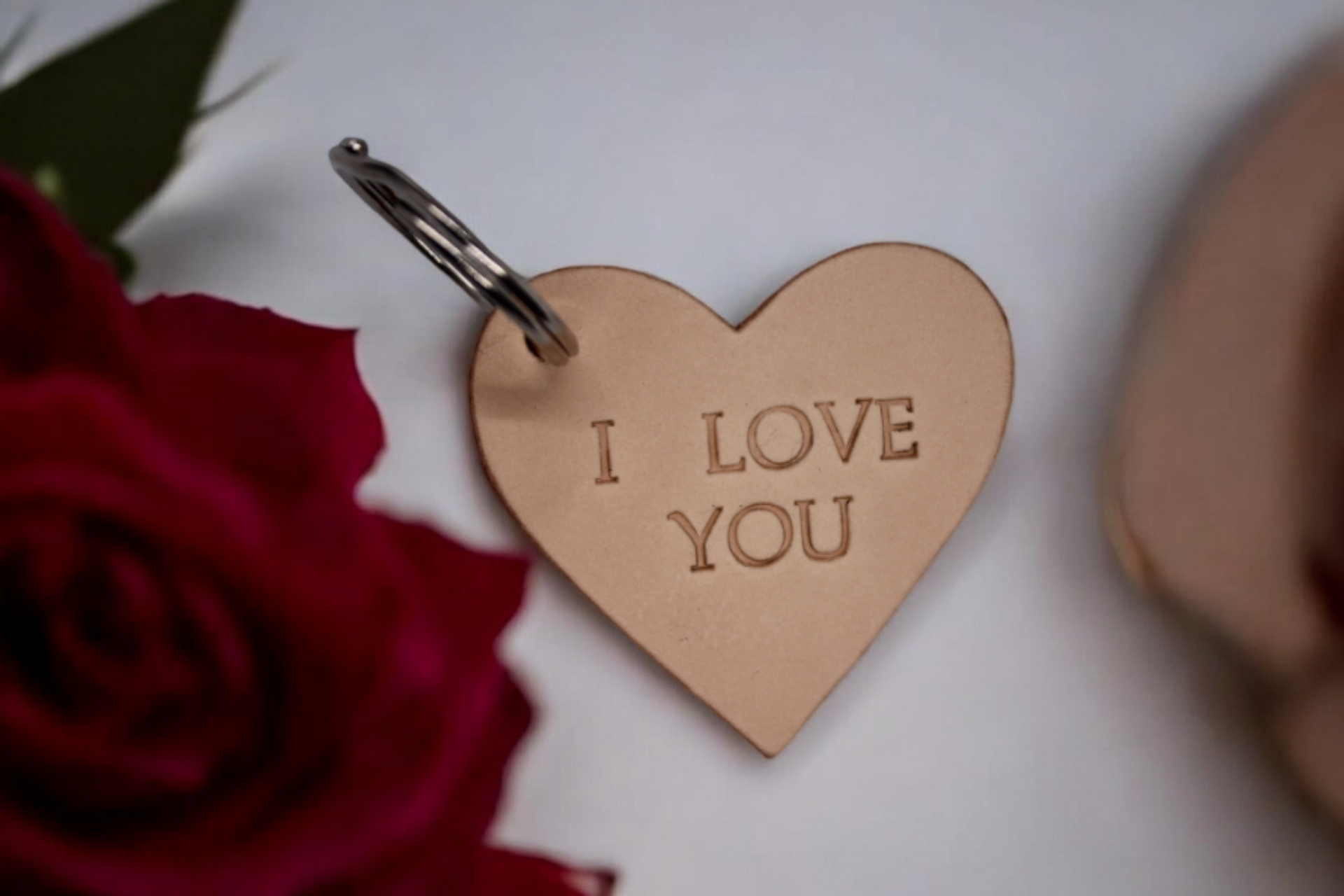 Hartvormige leren sleutelhanger met de tekst 