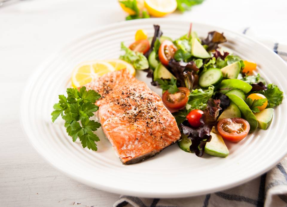 Salmone e insalata