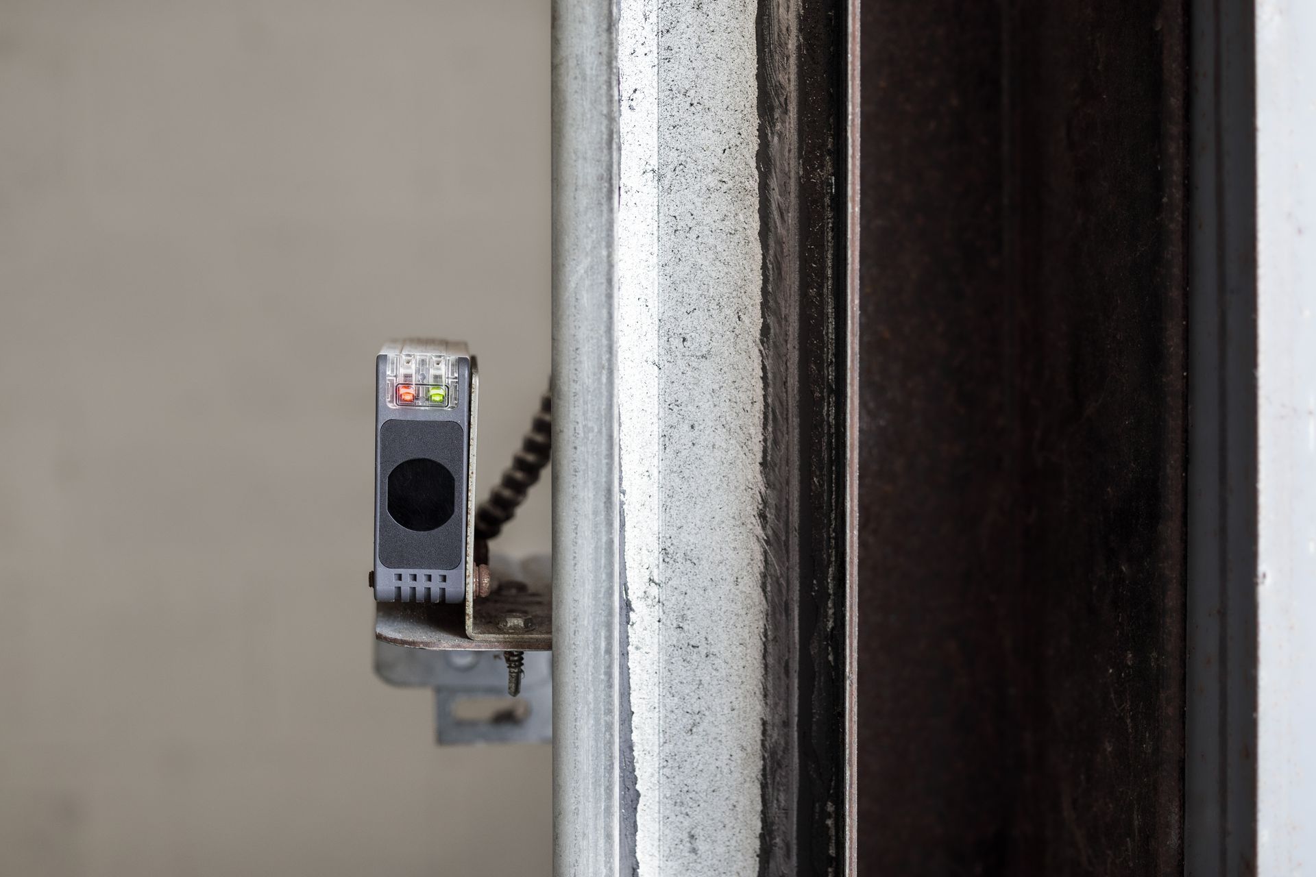 garage door sensor blinking red