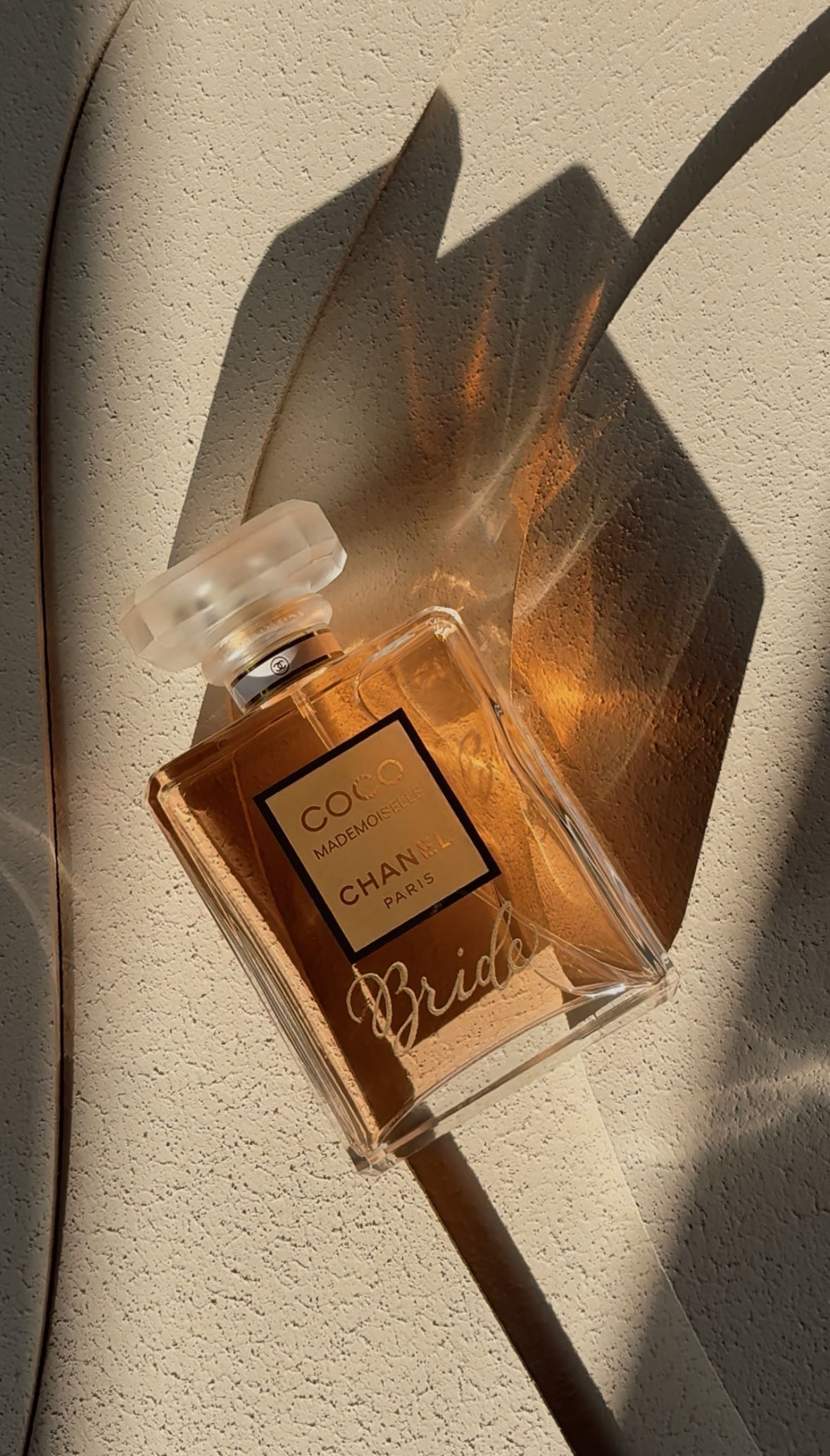 Er staat een flesje parfum op een tafel.