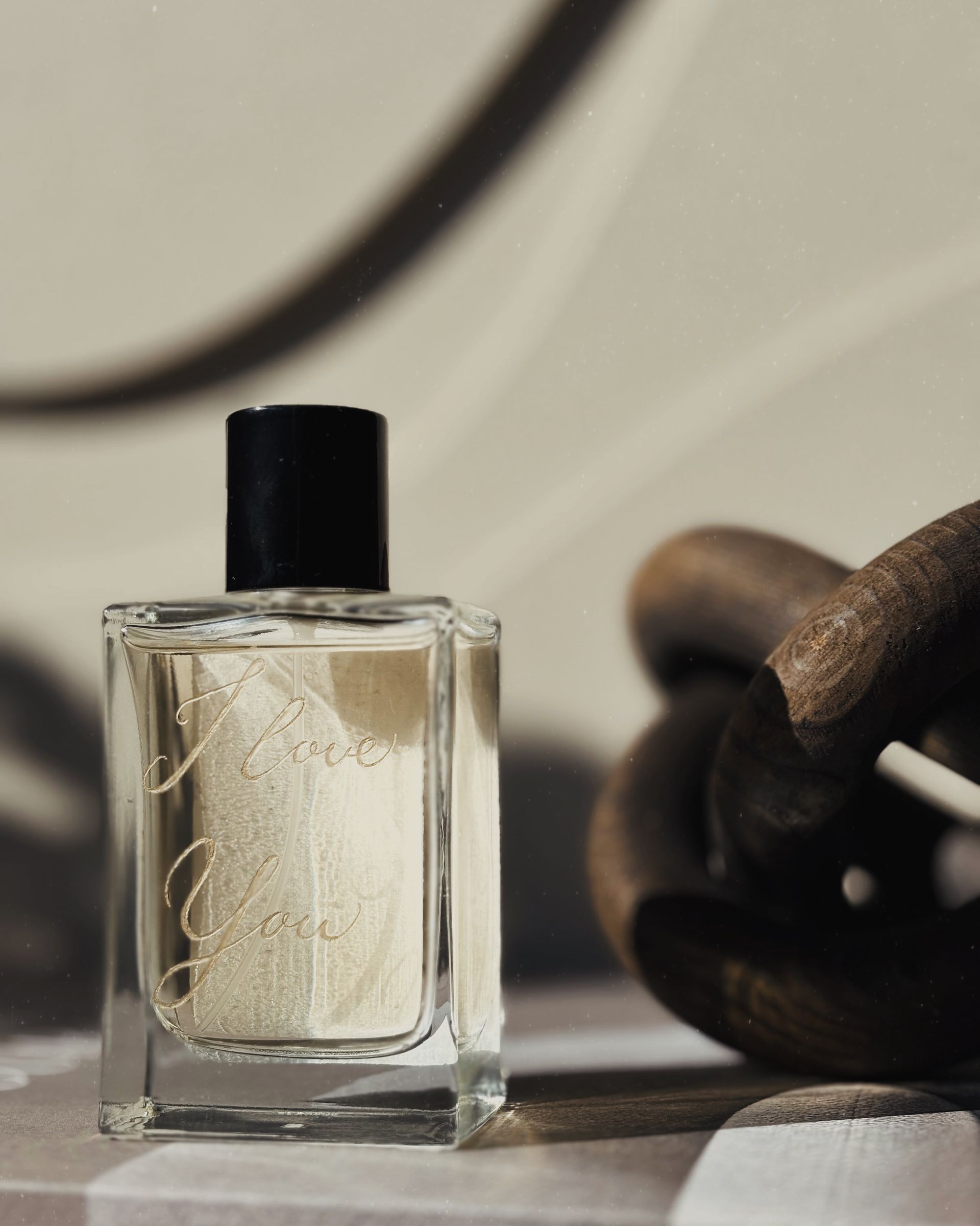 Een flesje parfum staat op een tafel