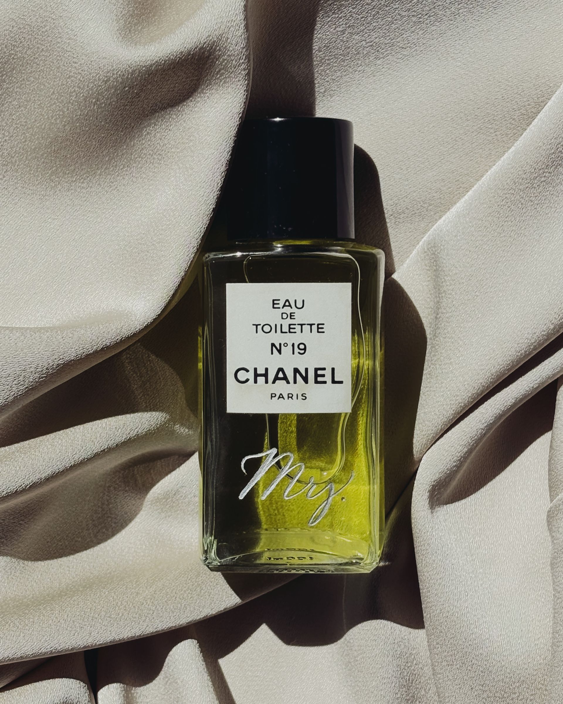 Een flesje Chanel-parfum staat op een doek