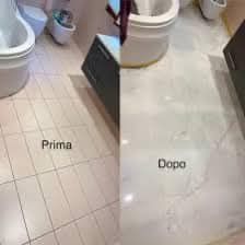 Una foto del pavimento del bagno prima e dopo