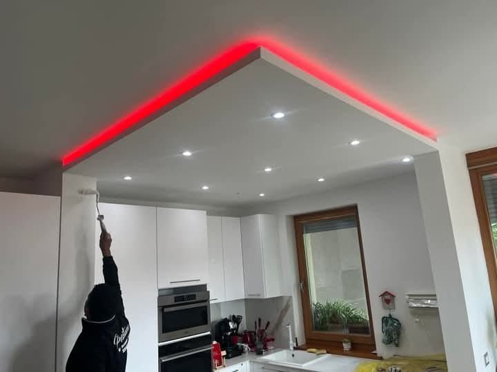 Una cucina con una luce rossa sul soffitto in cartongesso