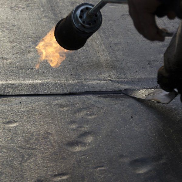 Lavoro edile con fiamma