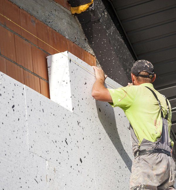 Operaio installa materiali isolanti