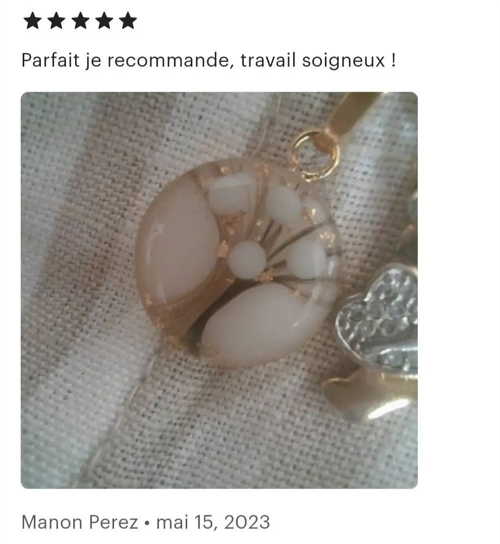 A picture of a pendant that says parfait je recommande