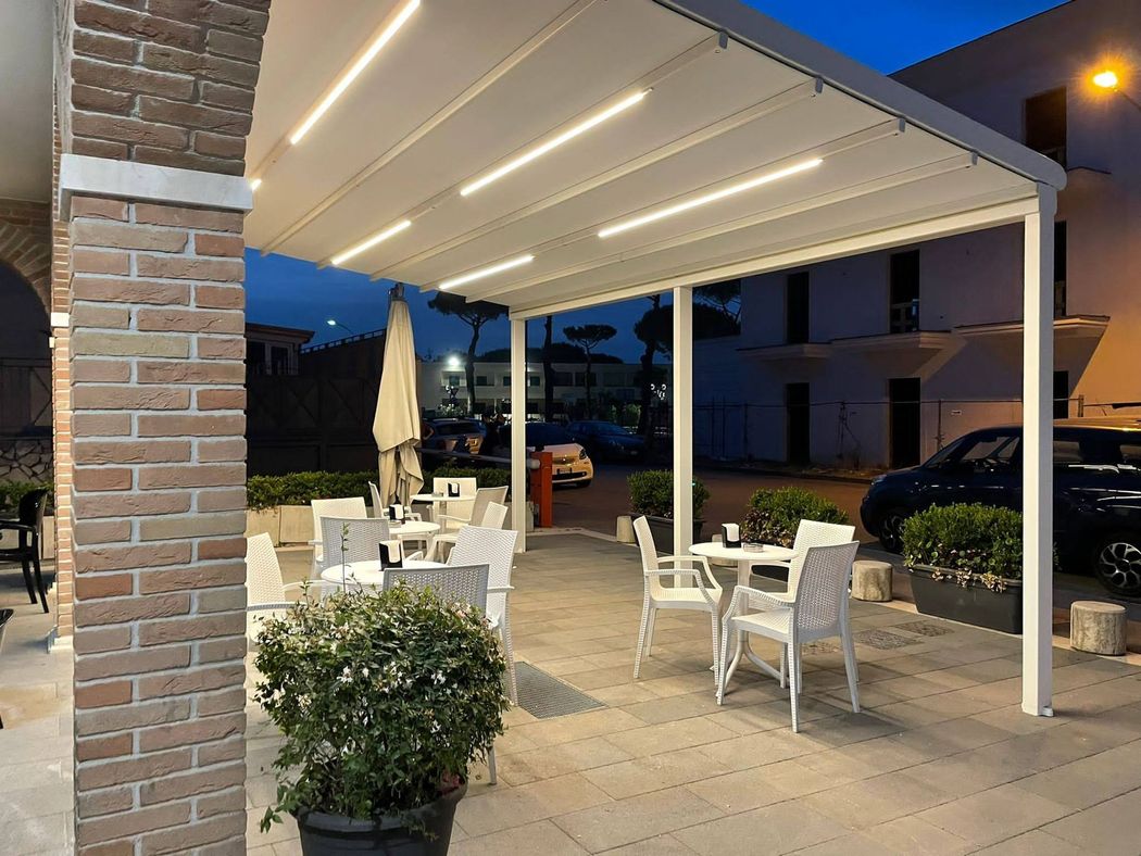 Pergola elegante con chiusure laterali e illuminazione integrata su una terrazza moderna.