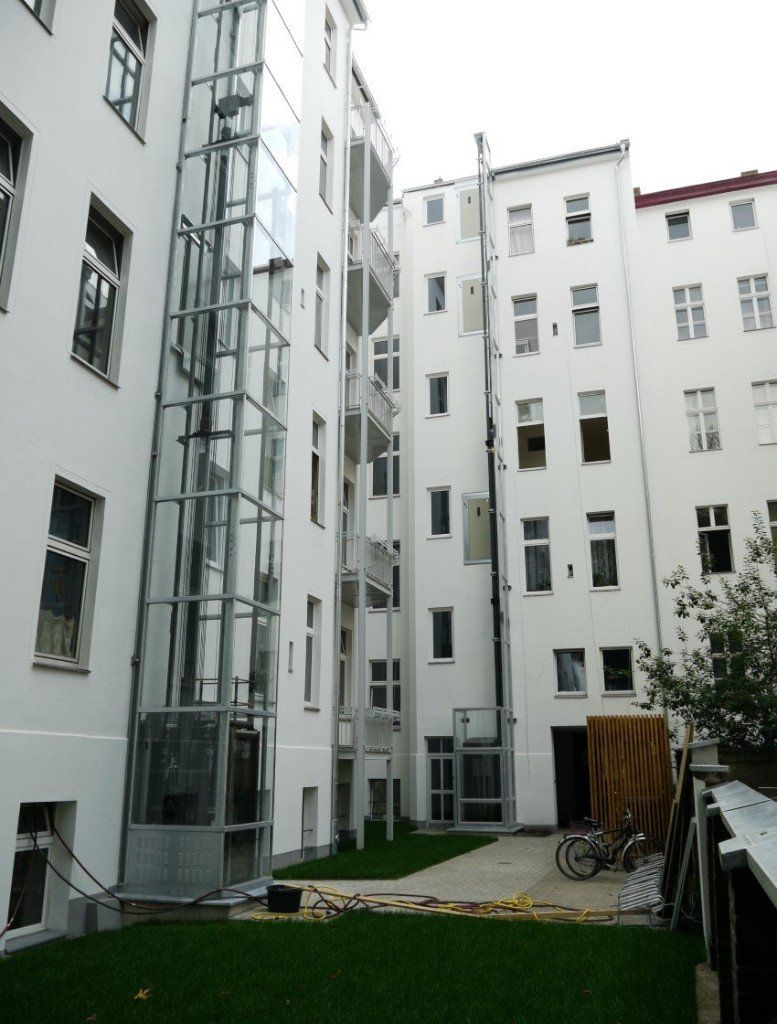 Ein Gebäude mit einer Treppe in der Mitte