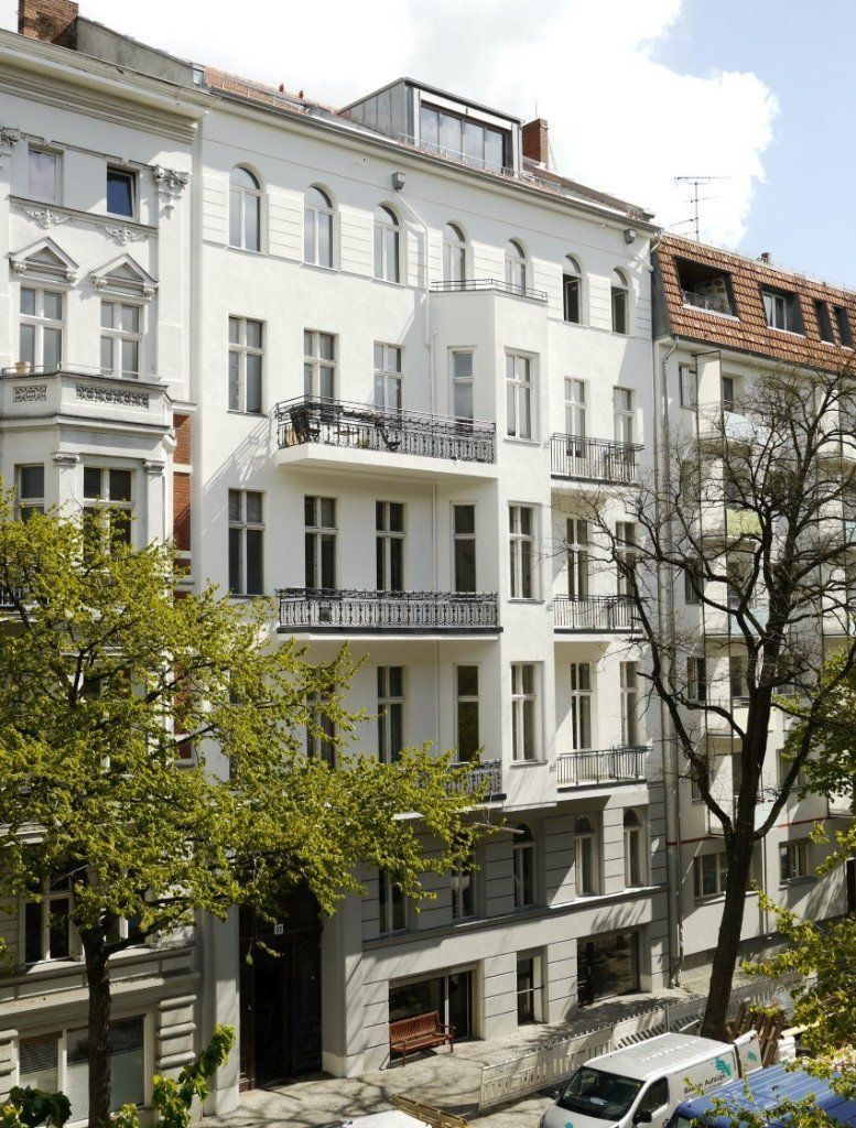 Ein weißer Lieferwagen steht vor einem Gebäude