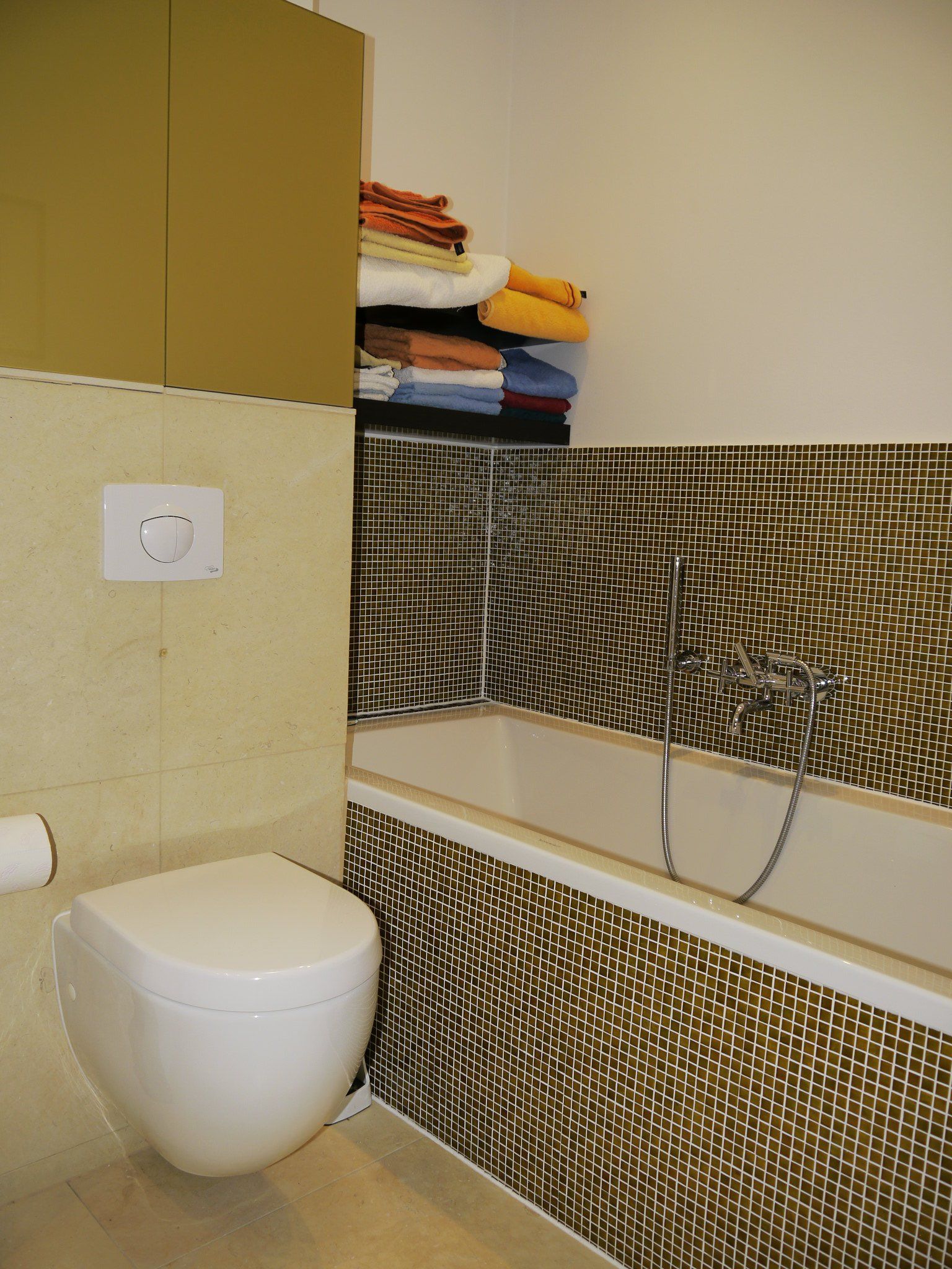 Ein Badezimmer mit Toilette und Badewanne