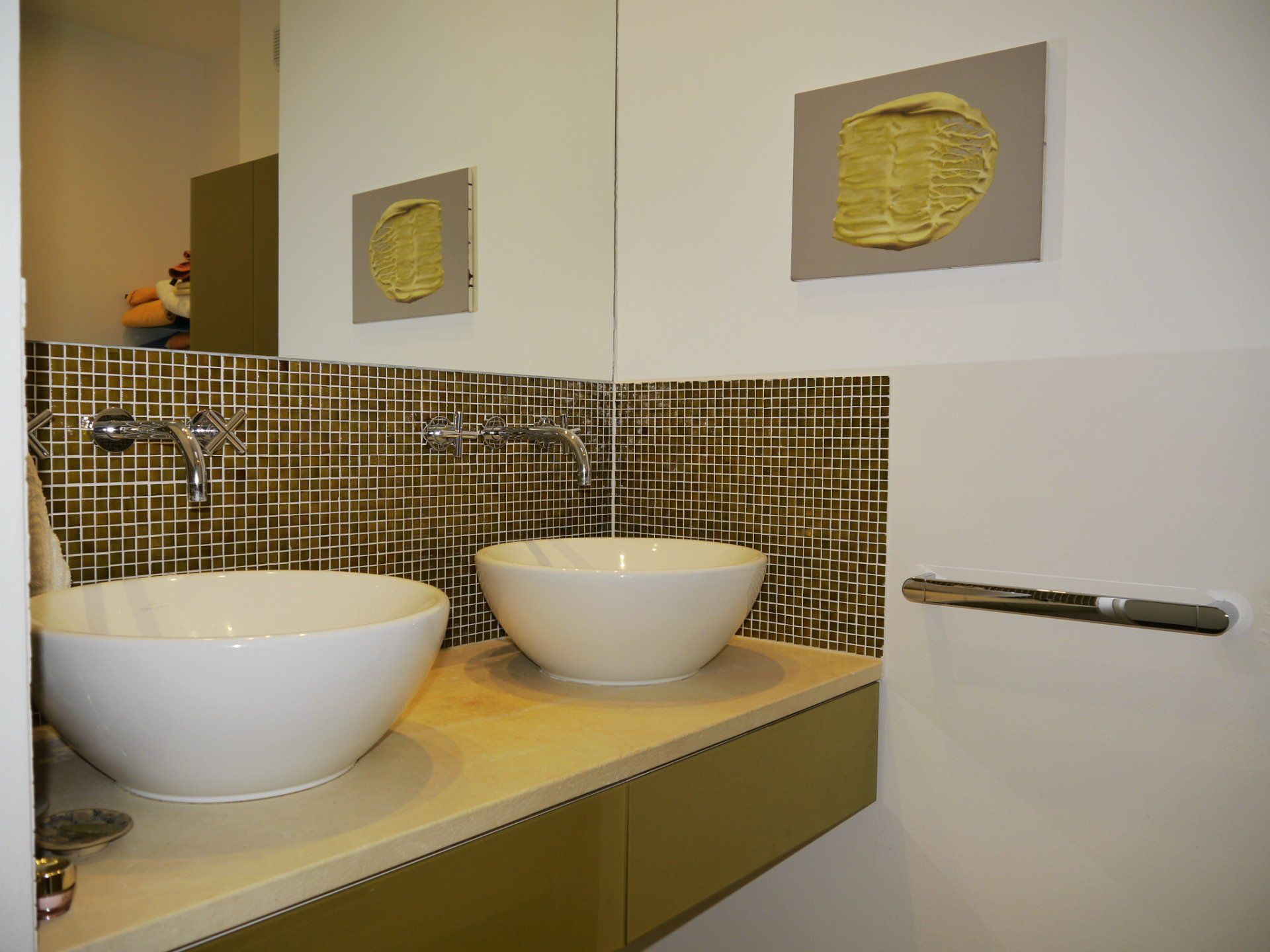 Ein Badezimmer mit zwei Waschbecken und einem Spiegel