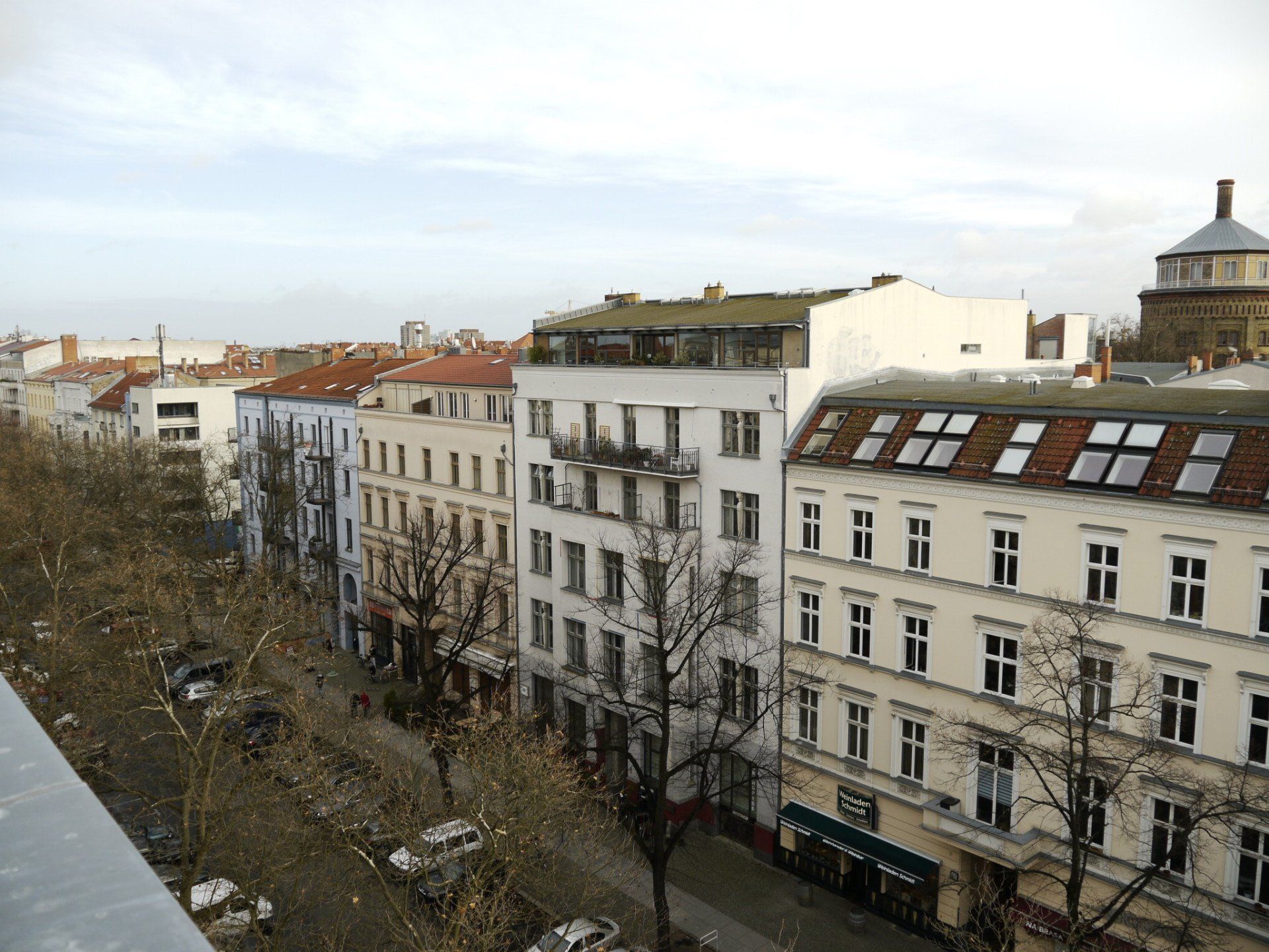 Eine Luftaufnahme einer Stadt mit vielen Gebäuden und Bäumen