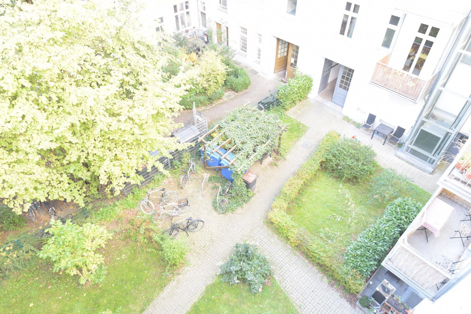 Eine Luftaufnahme eines Hofes zwischen zwei Gebäuden.