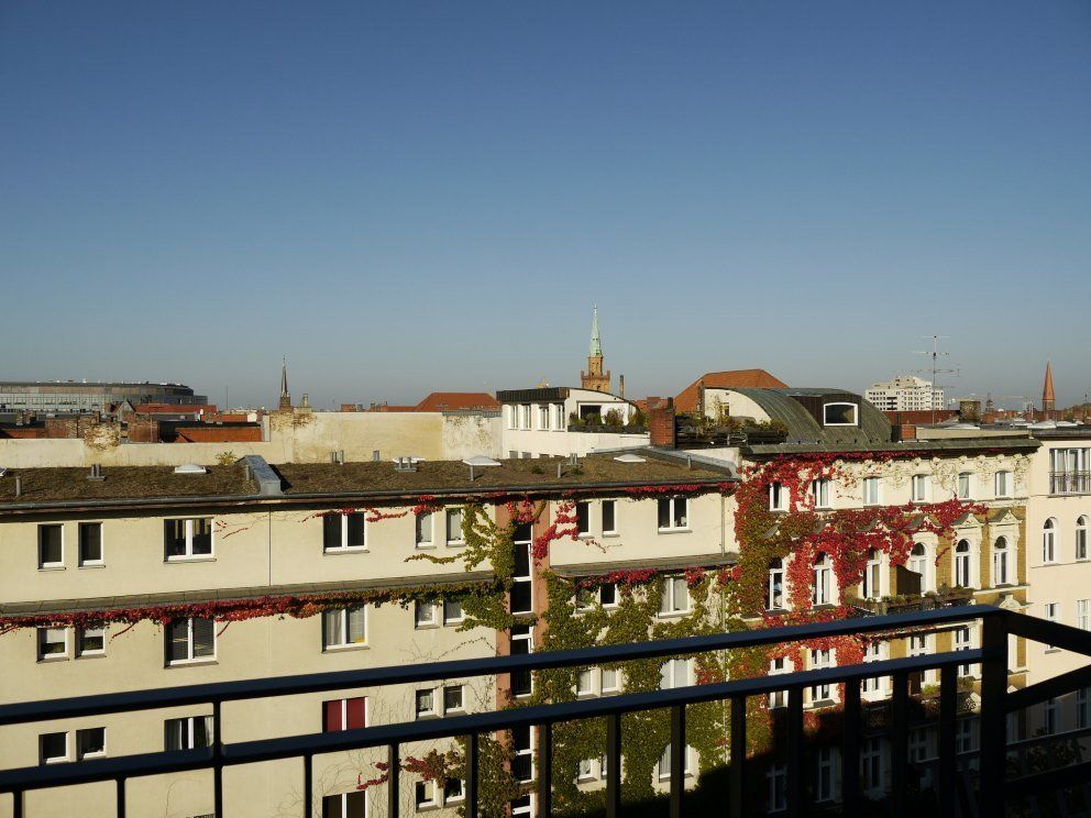 Ein Blick auf eine Stadt von einem Balkon mit Gebäuden im Hintergrund