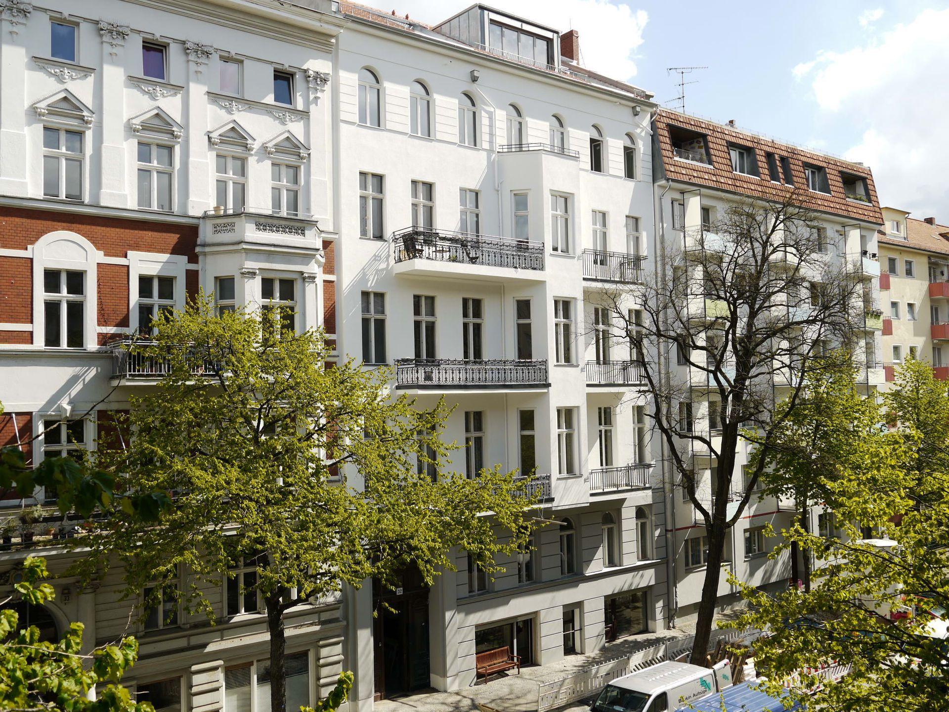 Eine Reihe von Gebäuden mit Bäumen davor