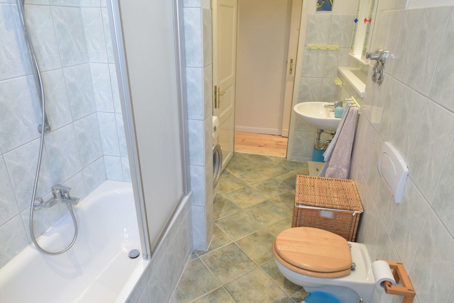 Ein Badezimmer mit Toilette, Waschbecken und Badewanne.