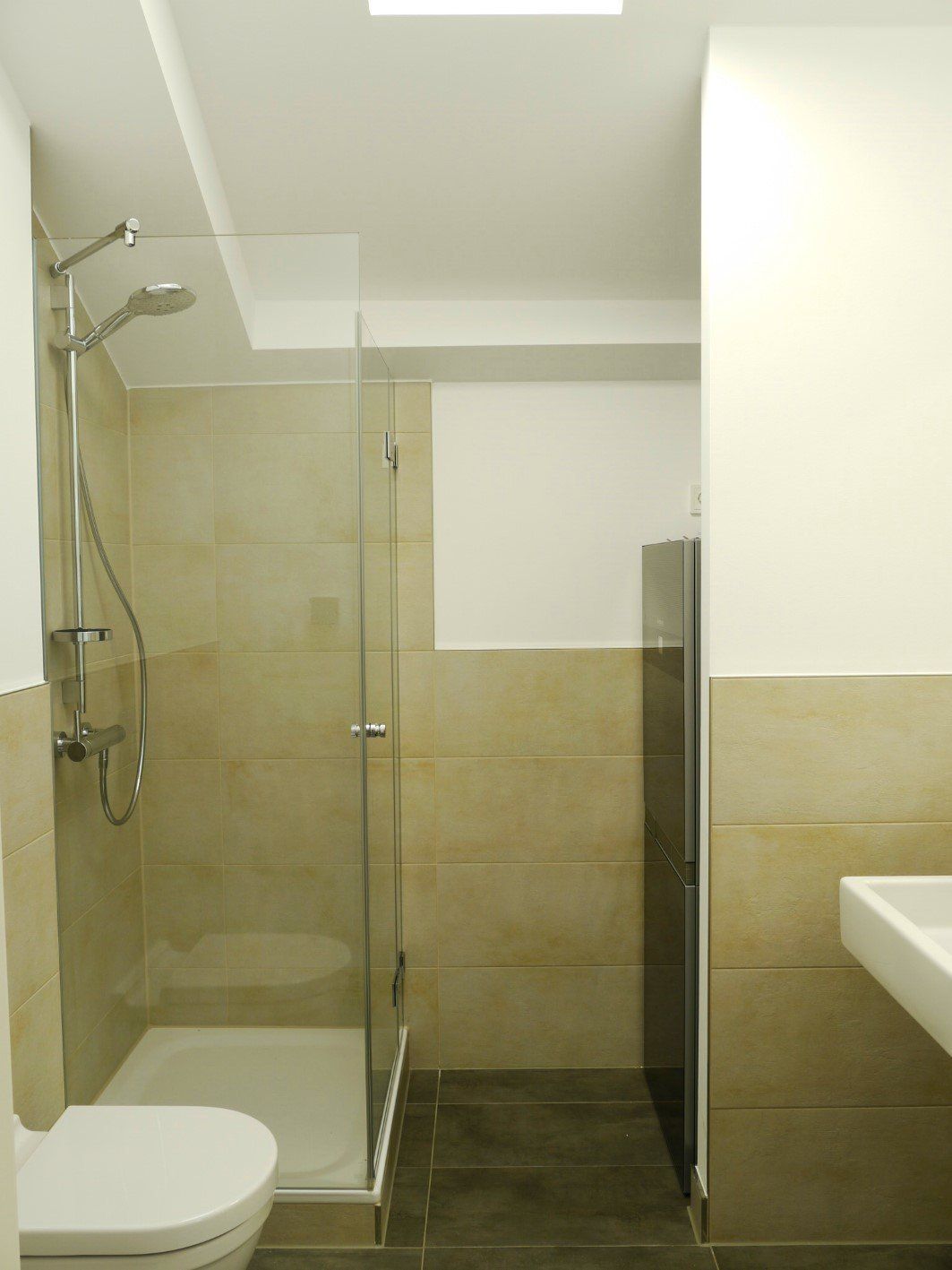 Ein Badezimmer mit Toilette, Waschbecken und Dusche