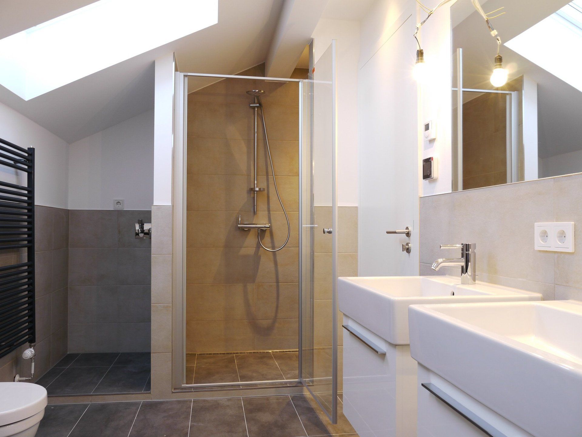 Ein Badezimmer mit zwei Waschbecken und einer ebenerdigen Dusche