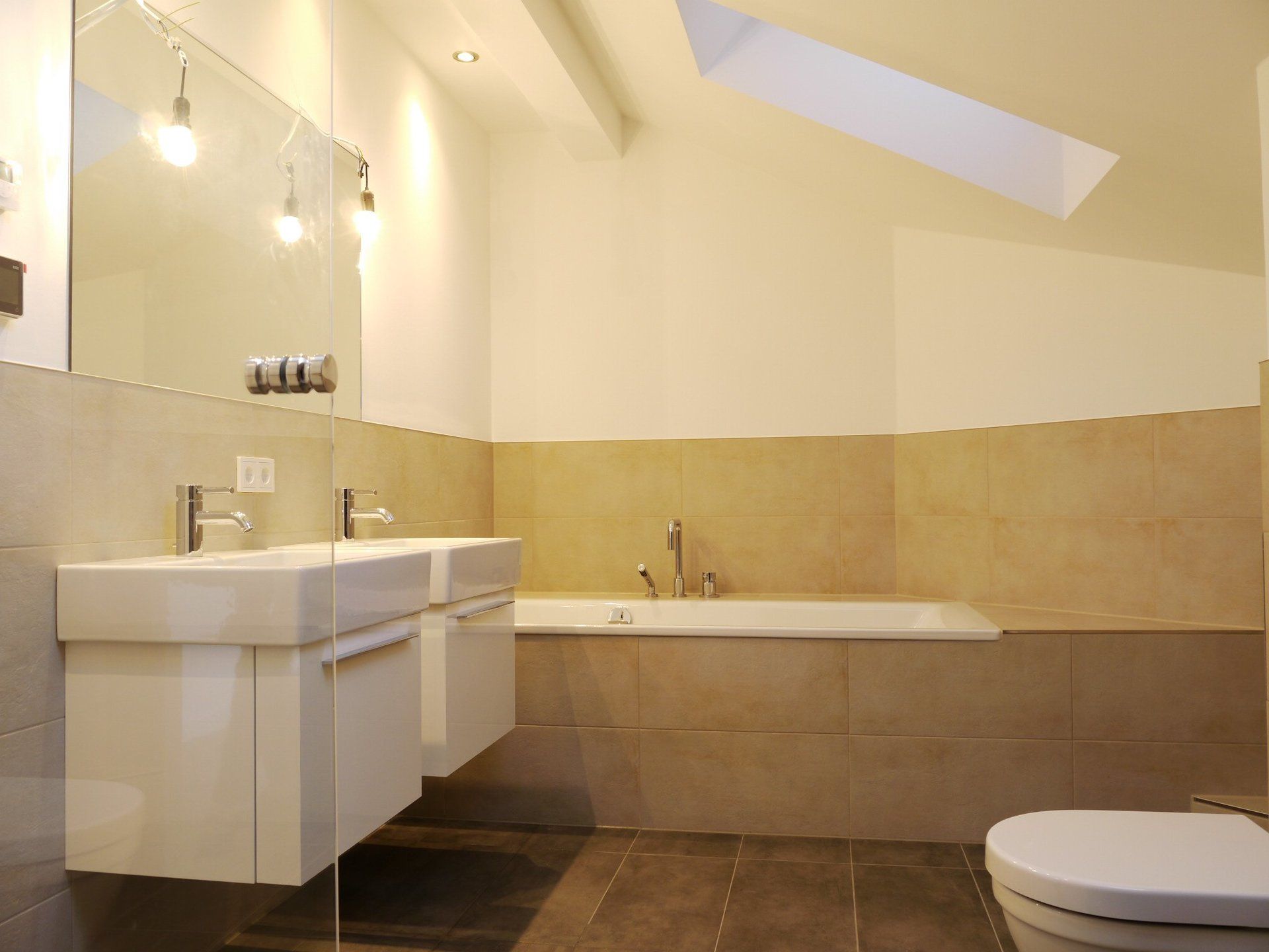 Ein Badezimmer mit zwei Waschbecken, einer Toilette und einer Badewanne