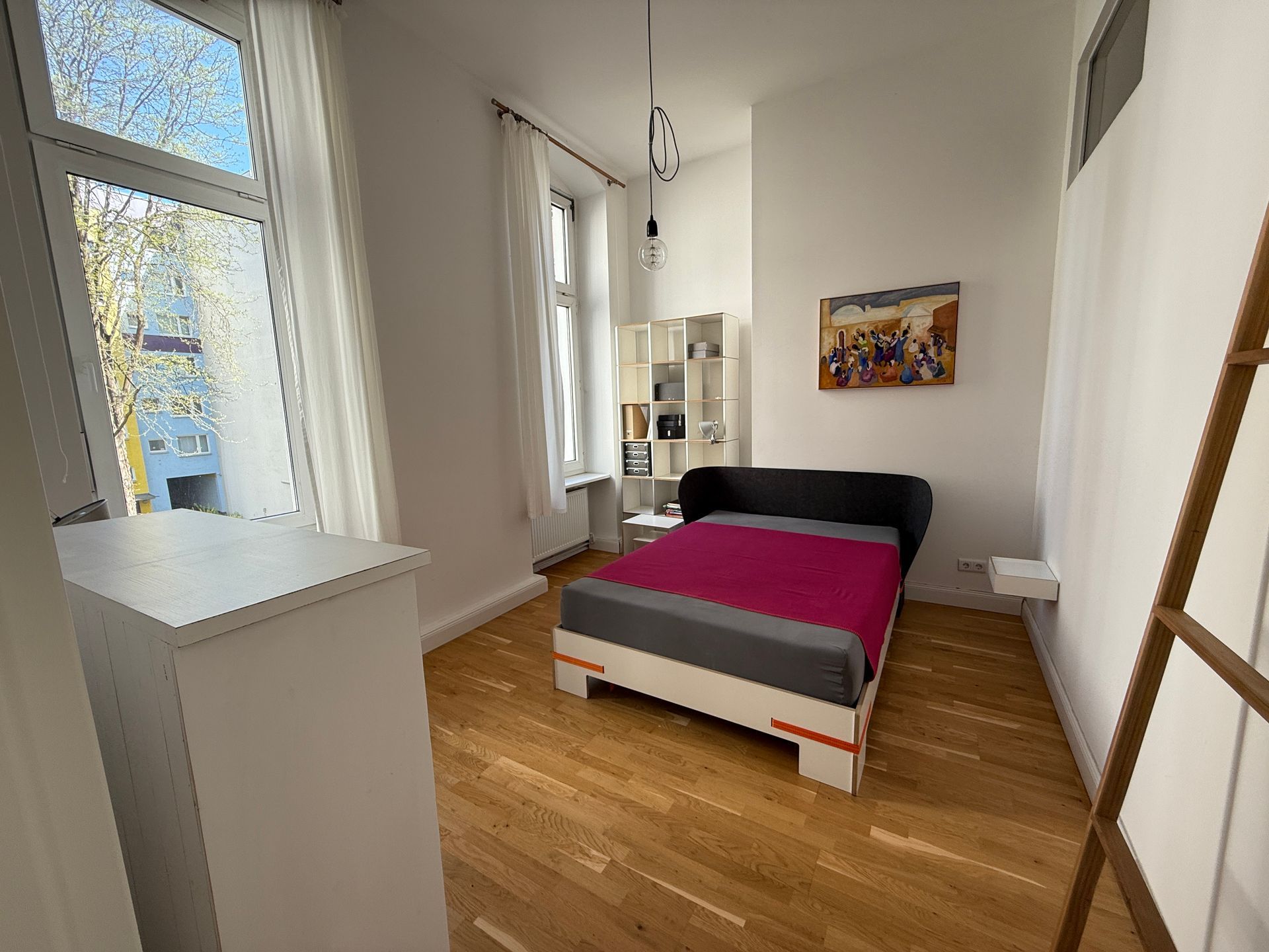 Ein Schlafzimmer mit einem Bett und einer Leiter darin