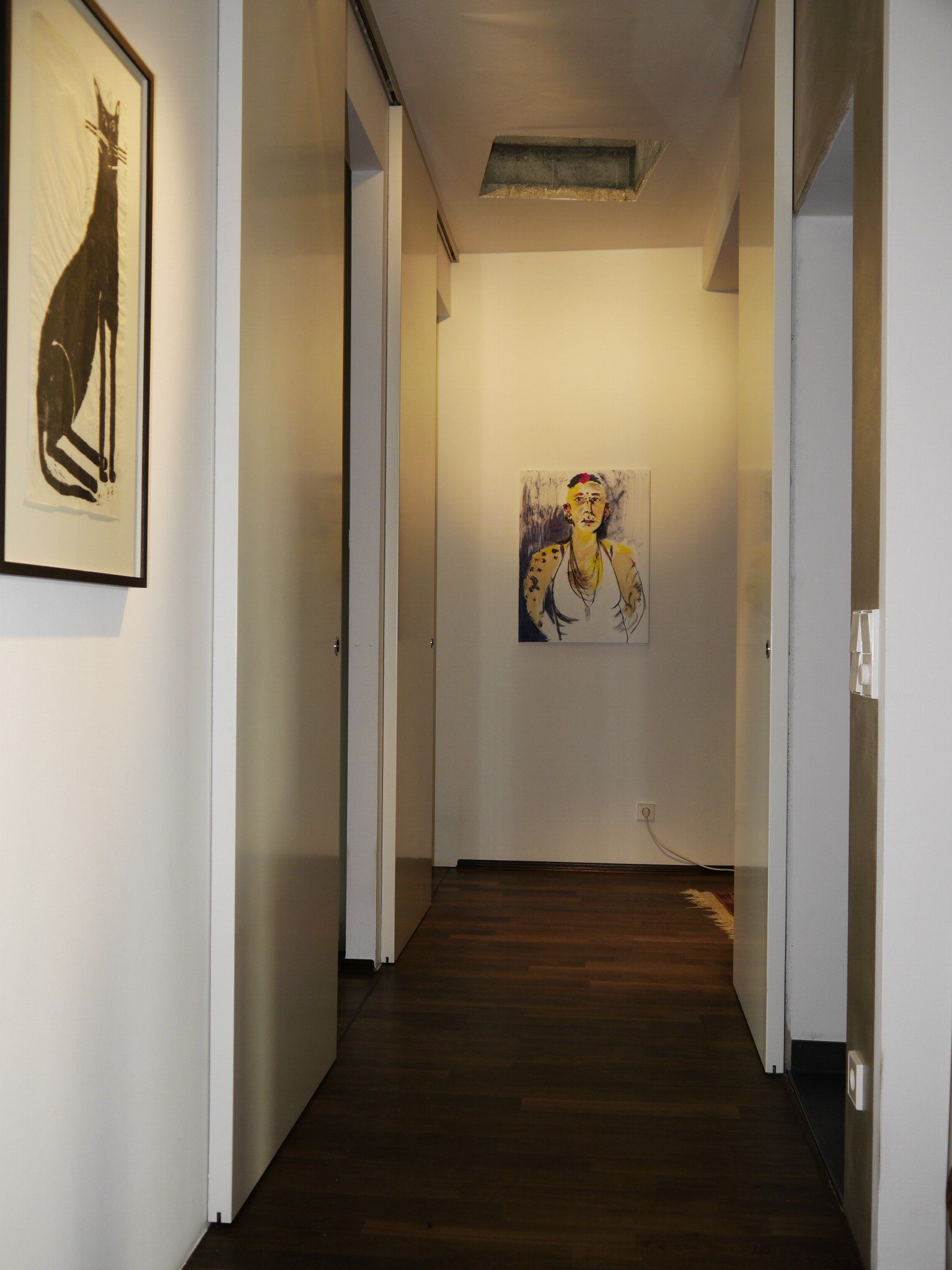 Ein Flur mit einem Bild einer Giraffe an der Wand